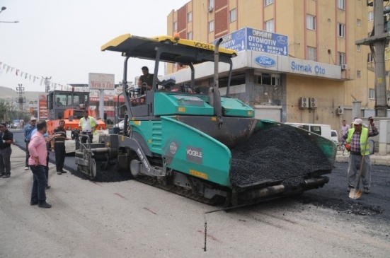 Cizre'de Nusaybin Caddesi'nde Asfaltlama Çalışmaları Devam Ediyor