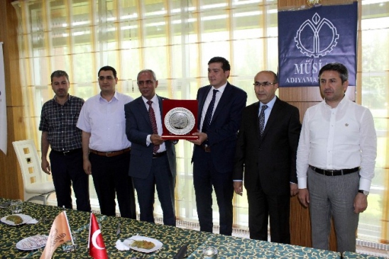Adıyaman'da Assistt Genel Müdürü Dülgeroğlu'na MÜSİAD tarafından plaket verildi.