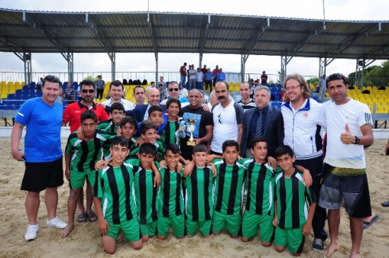 Seferihisar'da düzenlenen Uluslararası Çocuk Futbol Turnuvası'nda Roberto Carlos kupa verdi