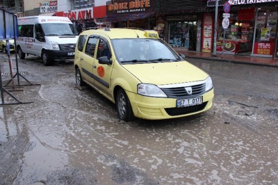 Zonguldak Merkez'de Yağmur Sonrası Asfalt Çalışmaları Nedeniyle Çamur Oluştu
