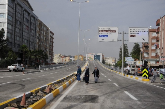 Antalya'da Mevlana Kavşağı, Trafiğe 17:30'da Açıldı