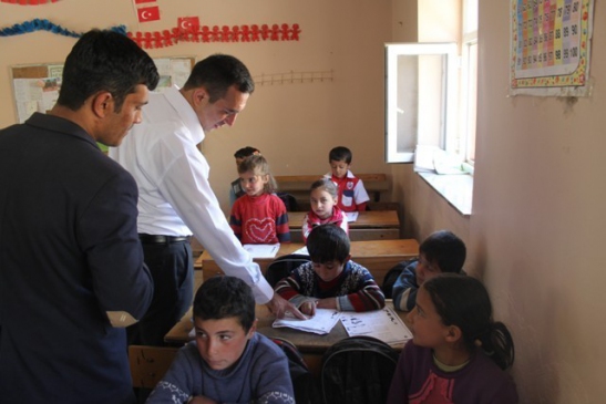 Bahçesaray'da Kaymakam Tarık Açıkgöz Ev Ziyaretlerine Devam Ediyor