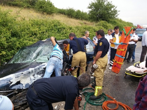 İzmir Tire'de İki Araç Kafa Kafaya Çarpıştı, 1 Kişi Yaralandı