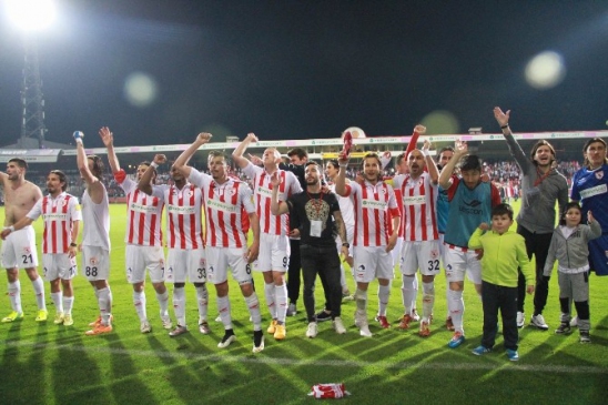 Samsun'da PTT 1. Lig Play-off Maçında Samsunspor, Albimo Alanyaspor'u 5-1 Yenerek Avantaj Sağladı