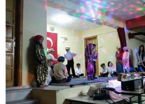 Kütahya Hisarcık'ta Dereköy İlk ve Ortaokulunda Yıl Sonu Gecesi Coşkuyla Kutlandı