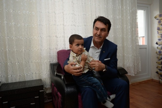 Osmangazi'de Başkan Dündar, 5 Yaşındaki Berat Şahin'in Hastane Masraflarını Üstlendi