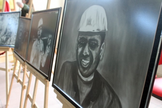 Zonguldak'ta Zehra Coğ'un Kömür Tozuyla Çizdiği Resimler Sergilendi