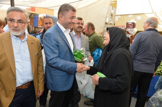 Üsküdar'da Başkan Hilmi Türkmen, Pazar Esnafını Ziyaret Etti ve Vatandaşlarla Sohbet Etti.