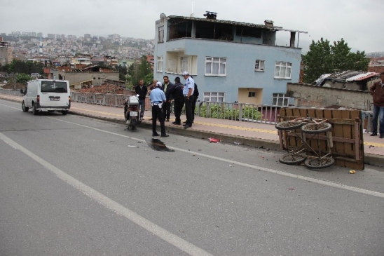 Samsun İlkadım'da Motosikletin El Arabasına Çarpması Sonucu 2 Yaralı