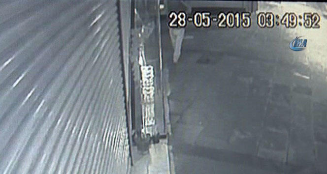 Fatih'te Bir Çiğ Köfteci Dükkanına Giren Hırsız, Sadaka Kutusundan 500 TL Çaldı