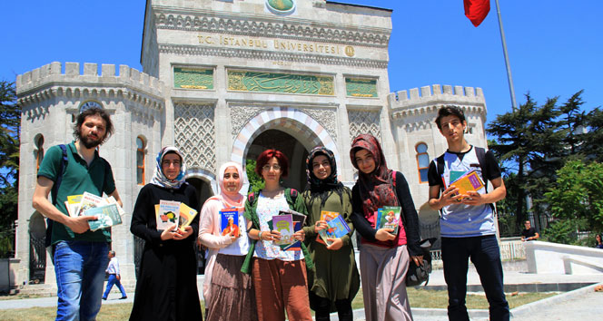 İstanbul'da Üniversite Öğrencileri Kütüphane İçin Kapı Kapı Dolaşıyor