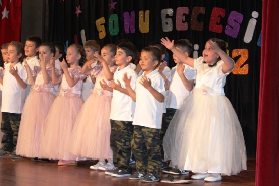 İnegöl'deki Özel Nilüfer Safvet Koleji'nde Yıl Sonu Gecesi Düzenlendi