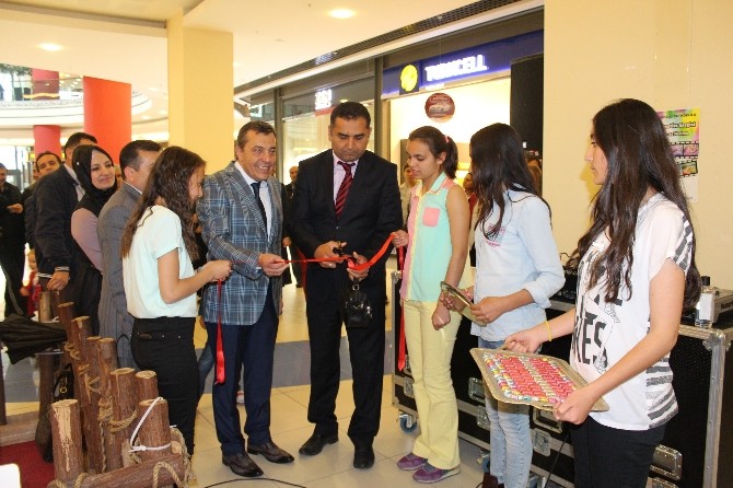 Kütahya'da Melek Yerli'nin Öğrencileri Resim Sergisi Açtı