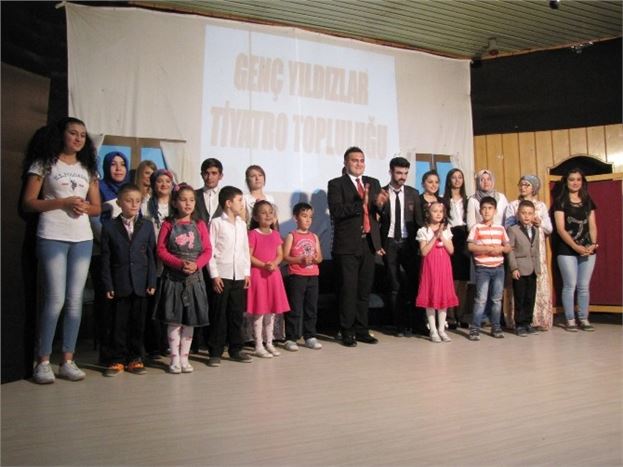 Kütahya Hisarcık'ta Öğrencilerden Aile ve Çocuk İlişkileri Temalı Tiyatro Gösterisi