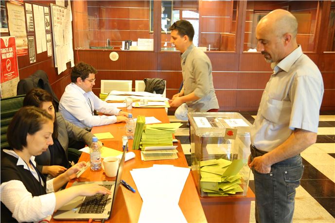 Kazakistan Astana'da Türkler 7 Haziran Seçimleri İçin Oy Veriyor