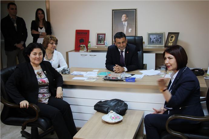 Adana'da Kadınların Siyasete Katılımı Üzerine Görüşmeler Yapıldı