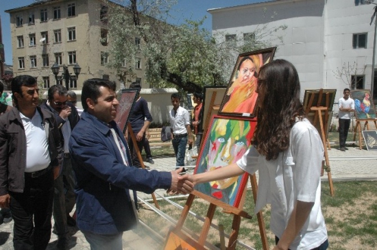Van'da Vali Haydar Bey Anadolu Lisesi ve Teliasonera Anadolu Lisesi'nin Açtığı Resim Sergisi İlgiyle Karşılandı