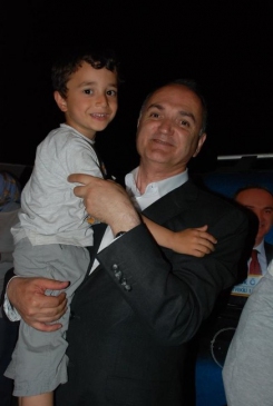 Düzce'de AK Parti Milletvekili Adayı Faruk Özlü, Hizmet İçin Destek İstedi