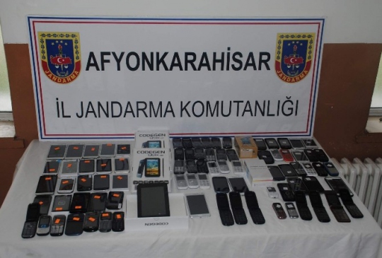 Afyonkarahisar Döğer Beldesi'nde Jandarma Operasyonu ile 88 Kaçak Telefon Bulundu