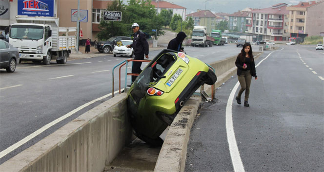 Karabük Merkez'de Seyir Halindeki Otomobil Su Kanalına Düşerek Sürücüsü Yaralandı