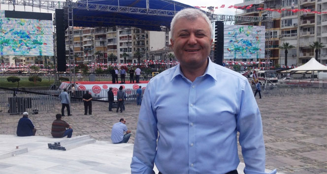 İzmir'de Tuncay Özkan, Başbakan Davutoğlu'na projeleri tartışma önerisinde bulundu.