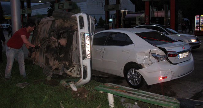 Tokat Niksar'da Akaryakıt İstasyonunda Trafik Kazası Meydana Geldi
