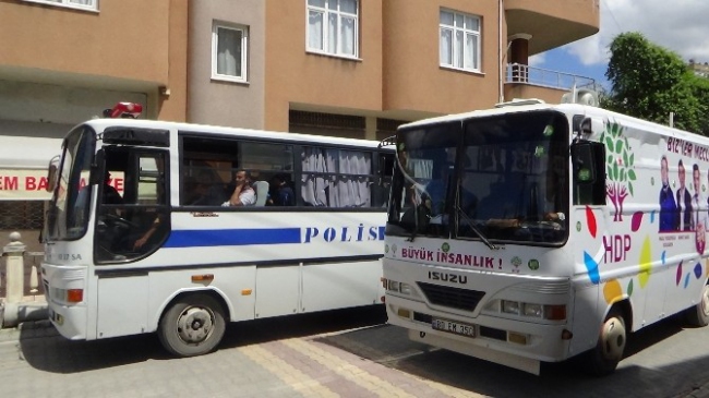 Kadirli'de Yüzlerce Polis Eşliğinde HDP'li Adaylar Seçim Çalışması Yürüttü