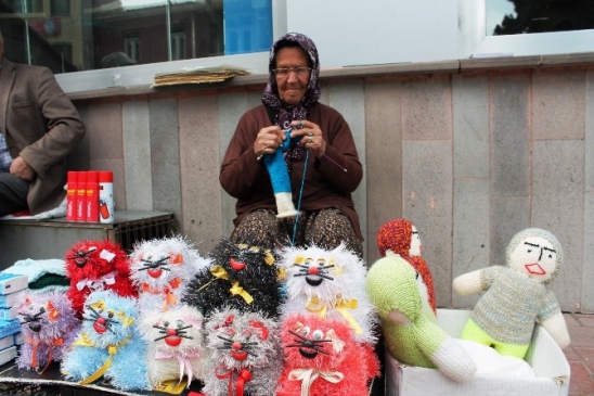 Tekirdağ Süleymanpaşa'da Bez Bebek ve Oyuncak Satışı Yapan Kadın