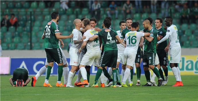 Bursa'da Bursaspor ile Torku Konyaspor Arasında Golsüz Beraberlik Sonuçlandı