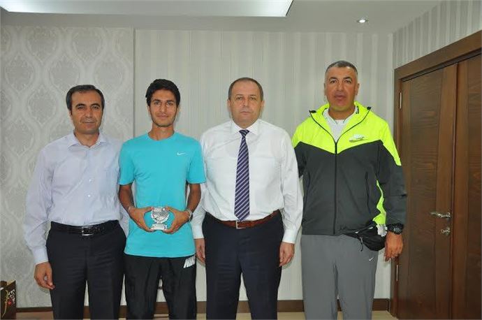 Tarsus'da Genç Tenisçi Mete Can Süren, Türkiye Şampiyonasında Üçüncülük Elde Etti