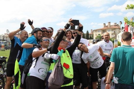 Gaziemir'de İlk Kez Düzenlenen Bisiklet Festivali, 250 Katılımcı ile Gerçekleşti