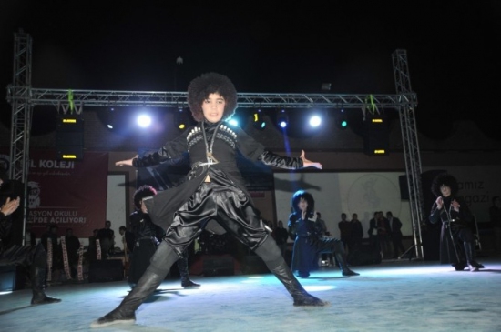 Orhangazi'de Kafkas Derneği ve Belediye İş Birliğiyle Kafkas Gecesi Gerçekleştirildi