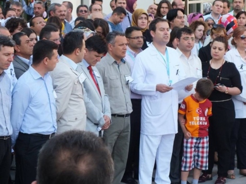 Karaman'da Sağlık Çalışanları, Opr. Dr. Kamil Furtun İçin 15 Dakika İş Bıraktı