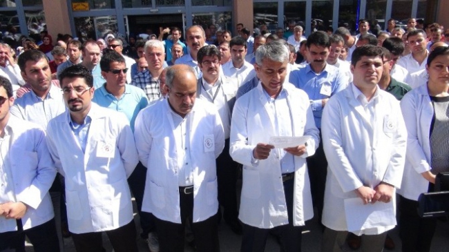 Batman'da Sağlık Çalışanları, Samsun'da Öldürülen Doktor İçin Açıklama Yaptı