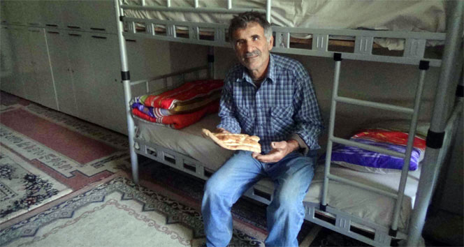 Erzurum'da MHP Milletvekili Adayı Kamil Aydın, Afişlerin İndirilmesine Tepki Göstermekte