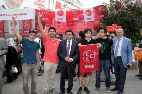 Bursa'da MHP Adayı Fevzi Zırhlıoğlu, Vatandaşlara Kandil Simidi Dağıttı