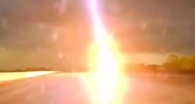 Mississippi Eyaleti'nde Yıldırım Düşmesi Olayı Kameraya Yansıdı