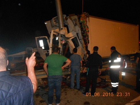 Bilecik Osmaneli Kavşağı'nda Karpuz Yüklü Kamyon Bariyerlere Çarptı, 1 Ölü 1 Yaralı