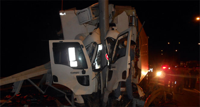 Bilecik Osmaneli Kavşağı'nda Meydana Gelen Kamyon Kazasında 1 Kişi Hayatını Kaybetti, 1 Kişi Yaralandı