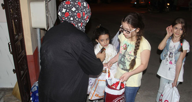 Bursa Çağlayan Mahallesi'nde Çocuklar, Berat Kandili'nde Çikolata Topluyor