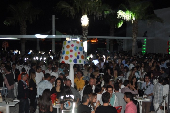 Kuşadası'nda Yaz Sezonu İle Eğlence Yerleri Kapılarını Açtı