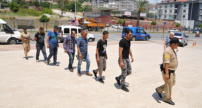 Alanya'da Yasa Dışı Göçmen Taşımacılığı Nedeniyle 4 Kişi Tutuklandı
