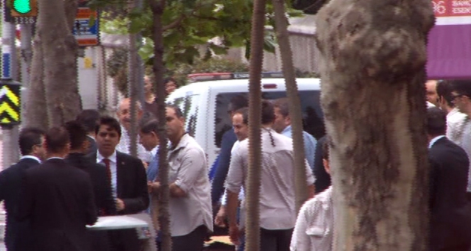 Başbakan Ahmet Davutoğlu, İstanbul'da Erbakan'ın Kabrini Ziyaret Etti