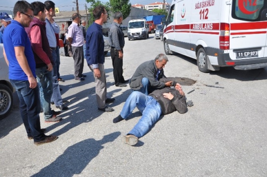 Bilecik Bozüyük'te Otomobil ile Motosiklet Çarpıştı, 1 Yaralı