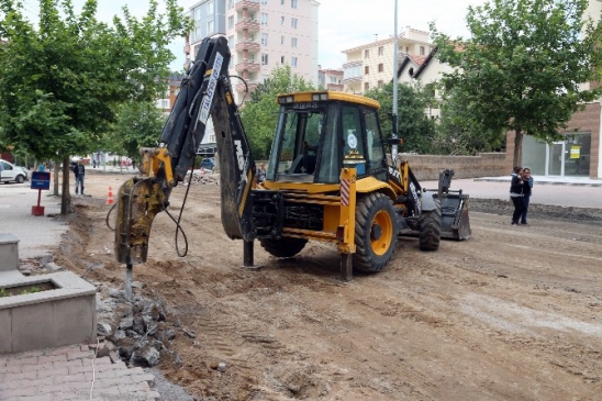 Talas Bahçelievler Mahallesi'nde Mevlana Caddesi Yenileme Çalışmaları Başladı