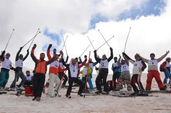 Erzurum'da Haziran ayında düzenlenen Babalar Kayak Yarışması büyük ilgi gördü