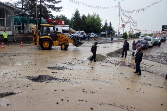 Kayseri'de Erciyes Kayak Merkezi Yolunun Kapanması Sürücüleri Etkiledi