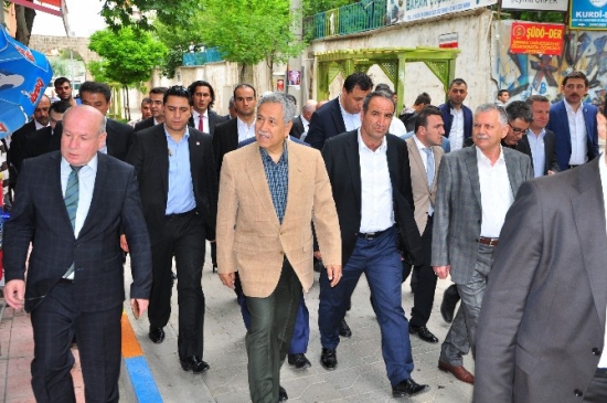 Başbakan Yardımcısı Bülent Arınç, Şırnak'ta STK temsilcileriyle buluştu, esnafı ziyaret etti.