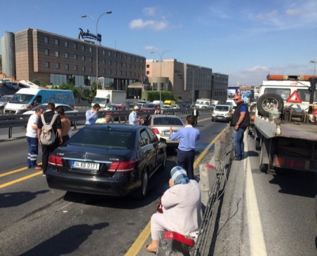 Sefaköy'de İki Otomobilin Çarpışması Sonucu 3 Kişi Yaralandı