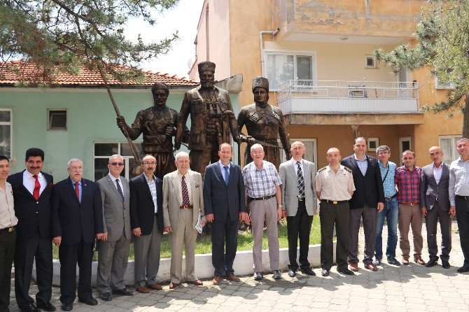 Demirci'de Efsane Kaymakamın Ailesi Ziyarette Bulundu